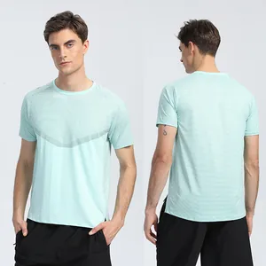 Μπροστινή και πίσω όψη ανδρικού αθλητικού T-shirt σε χρώμα μέντας για γρήγορο στέγνωμα.