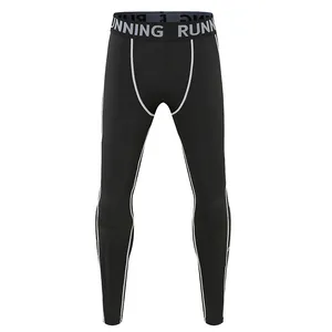 Dettaglio dei leggings a compressione neri per corsa con cuciture bianche a contrasto