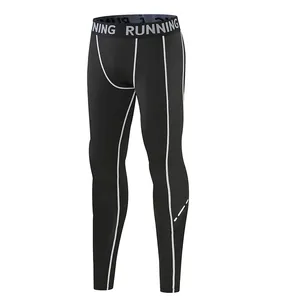 Dettaglio dei leggings a compressione neri ad asciugatura rapida per sport e fitness.