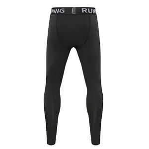 Vista posteriore dei pantaloni neri a compressione che mostra vestibilità e cuciture