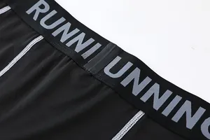 Primo piano della vita dei pantaloni a compressione neri con scritta Running e cuciture