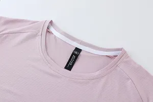 Vue détaillée du col d'un t-shirt de sport rose pour hommes à séchage rapide avec étiquette XL