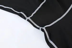 Vista macro dettagliata delle cuciture grigie rinforzate sui leggings a compressione