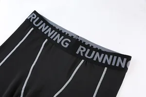 Dettaglio macro dell'elastico in vita con stampa RUNNING su leggings sportivi professionali
