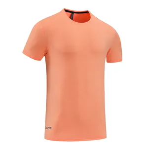 Gros plan d'un t-shirt de sport pêche à manches raglan montrant les détails du tissu texturé.