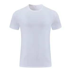 Détail d'un t-shirt de sport blanc à séchage rapide montrant le tissu respirant