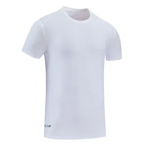 Vue détaillée d'un t-shirt de sport blanc à séchage rapide avec tissu respirant