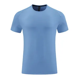 Gros plan du t-shirt de sport bleu pour hommes à séchage rapide avec maille fine