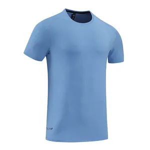 Gros plan d'un t-shirt de sport à séchage rapide bleu clair pour hommes, tissu texturé