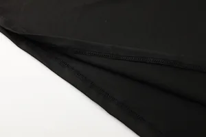 Κοντινό πλάνο διπλής ραφής σε μαύρη αθλητική μπλούζα που στεγνώνει γρήγορα.