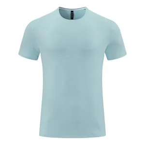 Gros plan d'un t-shirt de sport pour homme bleu clair à manches courtes et séchage rapide