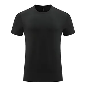 Vue détaillée de l'avant d'un T-shirt de sport noir pour homme à séchage rapide et col rond