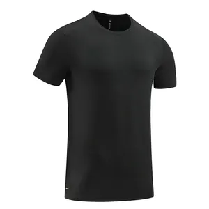 Vue détaillée d'un t-shirt de sport noir à séchage rapide pour hommes avec col rond classique