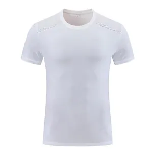 Vue détaillée d'un t-shirt de sport blanc avec des empiècements en mesh respirants