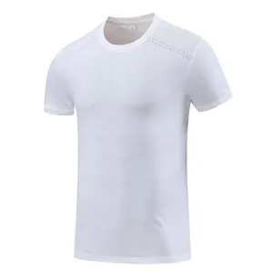 Vue détaillée de la texture mesh respirante du t-shirt de sport blanc à séchage rapide