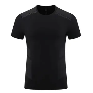Vue de face d'un t-shirt de sport noir pour homme avec perforations respirantes