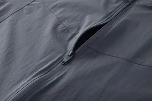 Gros plan sur la fermeture éclair et le tissu respirant de la veste de sport pour hommes.