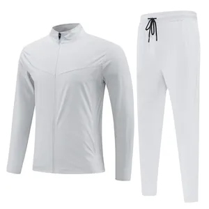 Vue de face complète d'un survêtement de sport blanc respirant pour homme avec veste zippée