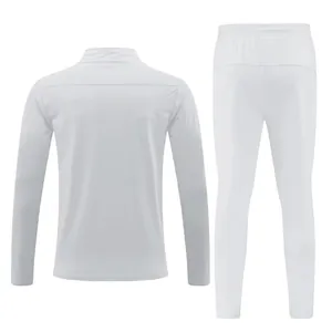 Vue arrière du survêtement blanc respirant pour homme avec veste et long pantalon.