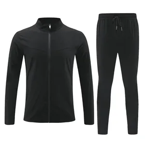 Détail montrant le tissu respirant et le design du survêtement de sport noir pour hommes