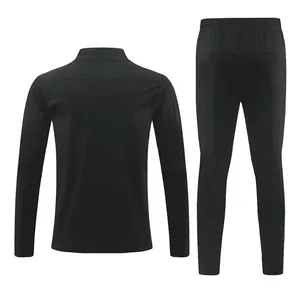 Vue arrière détaillée du survêtement de sport noir respirant pour hommes avec veste
