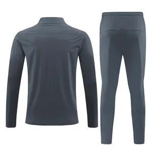 Vue arrière détaillée d'un ensemble de sport gris respirant pour hommes avec veste