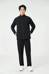 Détail d'un survêtement de sport noir respirant pour homme avec veste à col montant