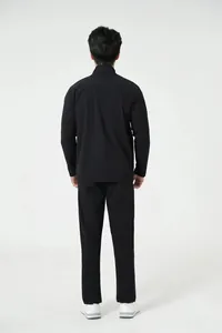 Vue arrière d'un ensemble de sport noir respirant pour homme avec veste et pantalon.