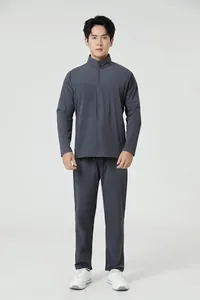 Survêtement de sport gris respirant pour homme avec veste à col montant, vue en pied complète