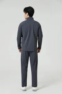 Vue arrière de l'ensemble de sport respirant gris foncé à manches longues pour hommes