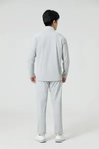 Vue arrière d'un ensemble de sport respirant gris clair pour homme avec veste et pantalon