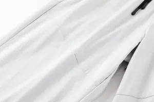 Détail macro du tissu blanc respirant d'une veste de sport avec couture et cordon noir