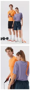 Vista detallada de camisetas deportivas naranjas para hombre y violetas para mujer con equipos