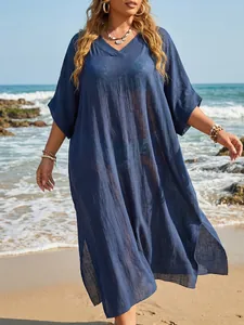 Elegantes lockeres V-Ausschnitt Strandkleid in Marineblau mit stilvollen Seitenschlitzen.