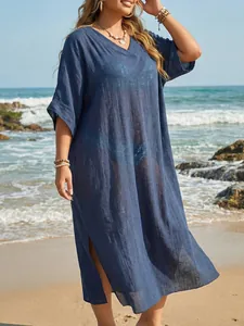 Detailansicht eines dunkelblauen Maxi-Strandkleides in Übergröße mit Seitenschlitz