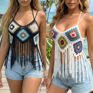 Vista detallada de tops bohemios de ganchillo hechos a mano con motivos florales y borlas