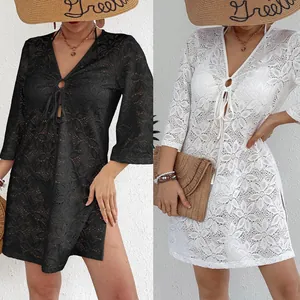 Comparativa de vestidos playeros de punto calado negro y blanco con escote en V profundo