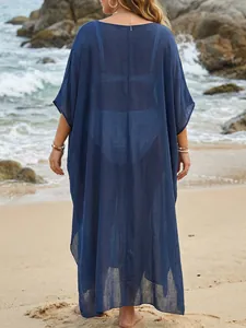 Elegante Rückansicht einer dunkelblauen XXL Strandtunika mit modischen Seitenschlitzen