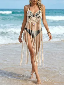 Handgefertigter beiger Häkel-Strandüberwurf mit bunten Pailletten und langen Boho-Fransen