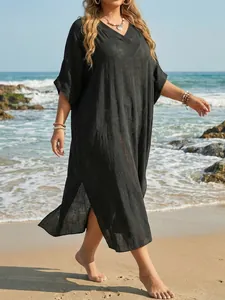 Elegante schwarze Strandtunika in Übergröße mit V-Ausschnitt und hohen Seitenschlitzen.