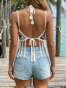 Vista trasera de top halter de ganchillo hecho a mano con parches de flores y flecos