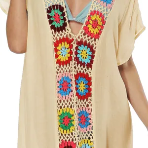 Vista detallada del bordado floral de ganchillo bohemio en un vestido de playa beige
