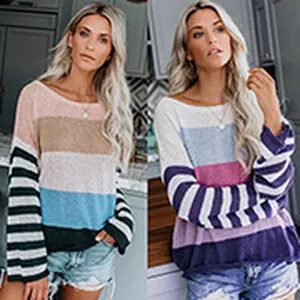 Détail d'un pull en maille rayé coloré pour femme avec un col rond décontracté