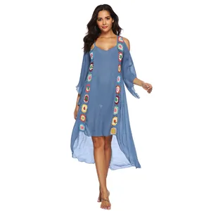 Detalle de vestido playero azul con hombros descubiertos, ganchillo y dobladillo irregular