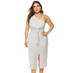Glinsterende zilveren plus-size jurk met één schouder, taillennoop en voorsplit
