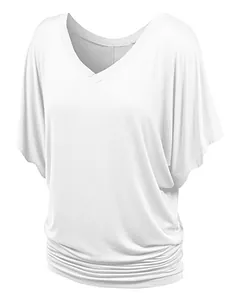 Λεπτομέρεια λευκού t-shirt σε μεγάλο μέγεθος με μανίκια νυχτερίδα και λαιμόκοψη V.