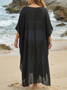 Detail-Rückansicht eines schwarzen, transparenten Maxi-Strand-Cover-ups in Übergröße