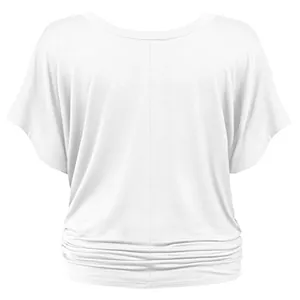 Πίσω όψη λευκού plus size χαλαρού t-shirt με μανίκια νυχτερίδας και λεπτομέρεια υφής