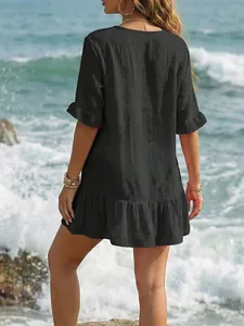 Vista posterior de un vestido playero negro para mujer con volantes en mangas y dobladillo