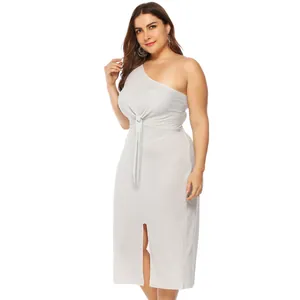 Detail van een zilveren glitter plus-size jurk met één schouder, knoop en split aan de voorzijde.